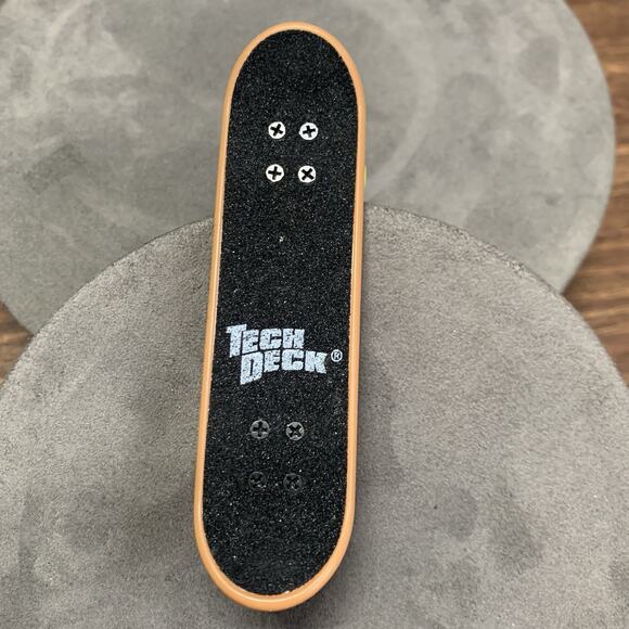 Vintage Tech Deck Santa Cruz Screaming Pink Hand Fingerboard Yellow Wheels - Picture 4 of 6